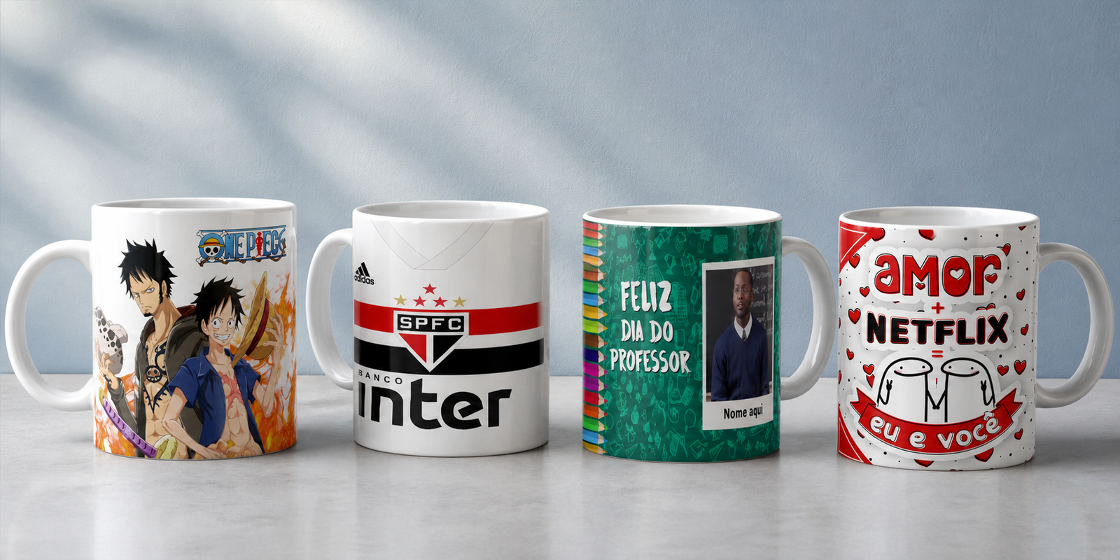 Quatro canecas realistas com artes de anime, futebol, professor e amor disponíveis no catálogo